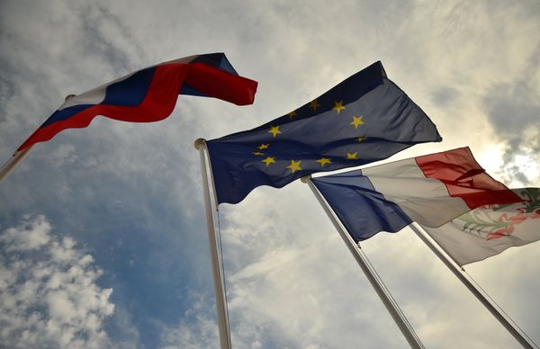 Флаги России, ЕС, Франции и герб Ниццы на набережной Ниццы