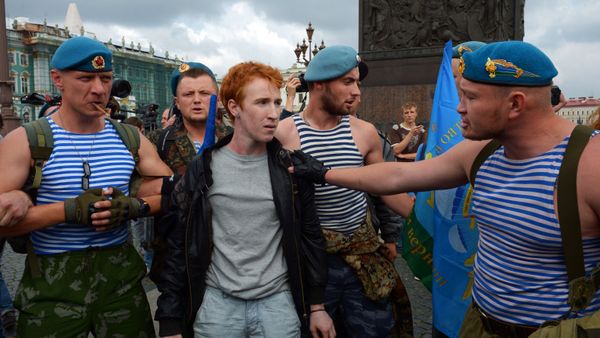 Пикет активиста движения ЛГБТ в день ВДВ