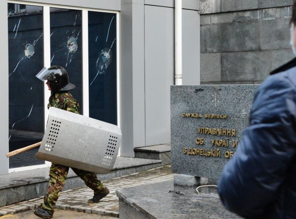 Сторонники федерализации взяли под контроль ряд административных зданий в Донецке