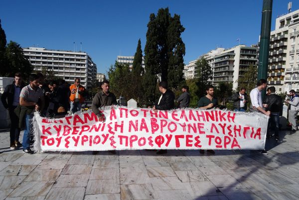 Сирийские беженцы проводят массовую голодовку возле парламента Греции Сирийские беженцы проводят массовую голодовку возле парламента Греции