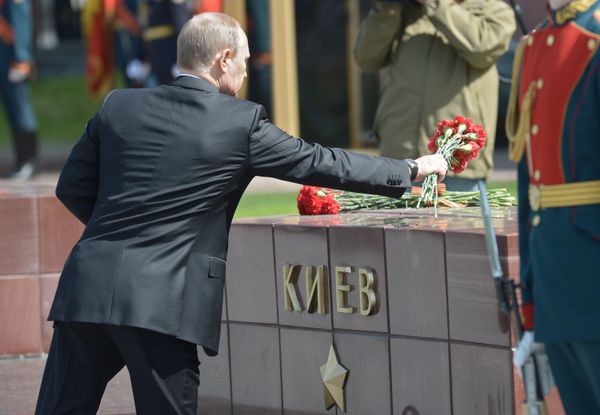 Возложение венка и цветов к Могиле Неизвестного солдата у Кремлевской стены Возложение венка и цветов к Могиле Неизвестного солдата у Кремлевской стены