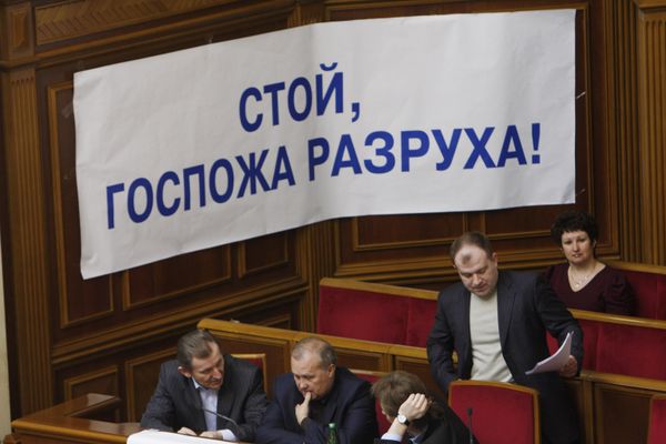 Депутаты от фракции Партии регионов заблокировали трибуну и президиум Верховной Рады