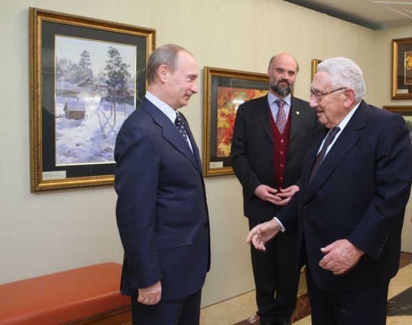 Премьер-министр России В.Путин и экс-госсекретарь США Г.Киссинджер осмотрели выставку акварели