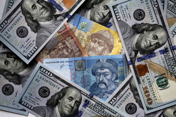 Денежные купюры и монеты США и Украины Денежные купюры и монеты США и Украины
