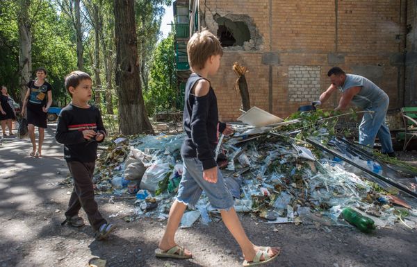 Последствия ночного обстрела украинскими силовиками донецкой Горловки Последствия ночного обстрела украинскими силовиками донецкой Горловки