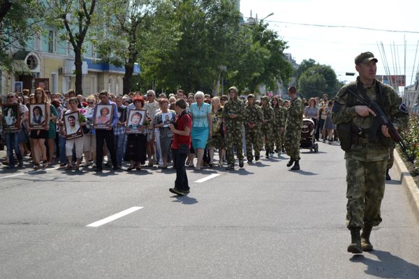Траурные мероприятия в годовщину авиаудара по зданию Луганской ОГА Траурные мероприятия в годовщину авиаудара по зданию Луганской ОГА