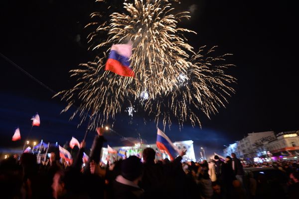 В центре Симферополя проходит праздничный концерт в честь референдума