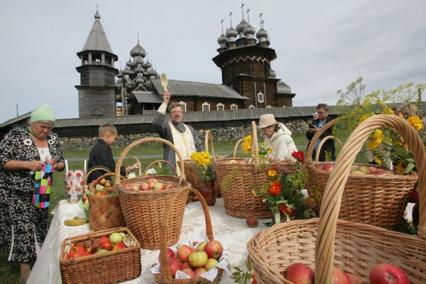 Православные христиане отмечают Яблочный Спас Православные христиане отмечают Яблочный Спас