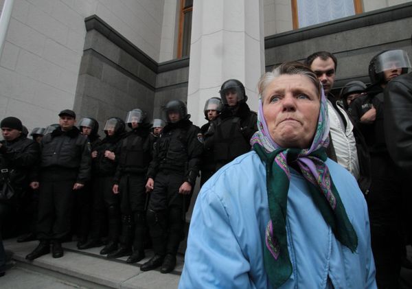 В Киеве чернобыльцы штурмуют Верховную Раду