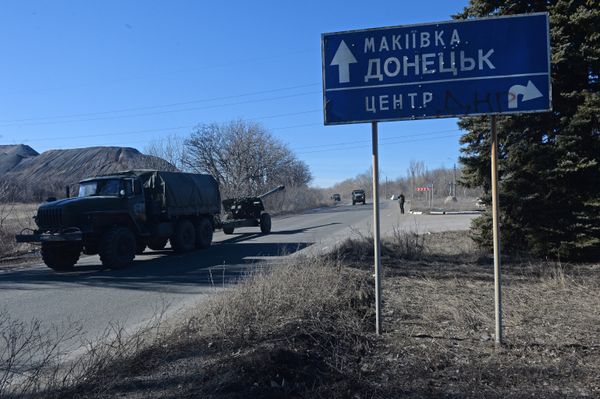 Отвод колонны тяжелой военной техники из Донецка