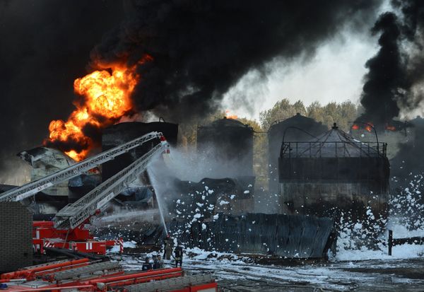 Пожар на нефтебазе в Киевской области Пожар на нефтебазе в Киевской области