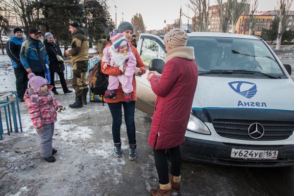 Ополченцы добровольческого миротворческого отряда Ангел эвакуируют беженцев с Донбасса
