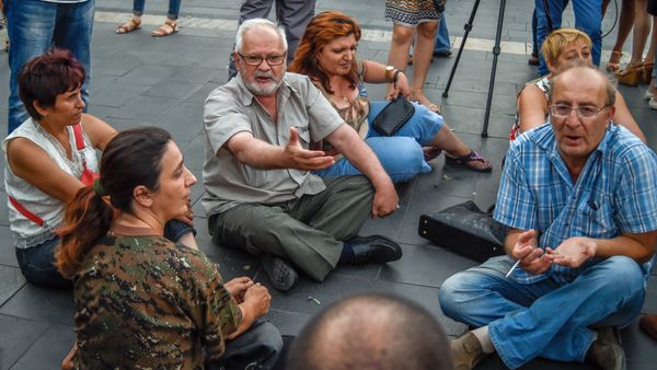Ереванская полиция не пустила активистов движения Вставай, Армения! на площадь Республики Ереванская полиция не пустила активистов движения Вставай, Армения! на площадь Республики