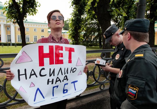 Акция активистов ЛГБТ-движения в Санкт-Петербурге Акция активистов ЛГБТ-движения в Санкт-Петербурге
