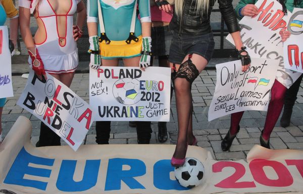 Участницы женского движения FEMEN провели акцию Евро 2012 - без проституции! Участницы женского движения FEMEN провели акцию Евро 2012 - без проституции!