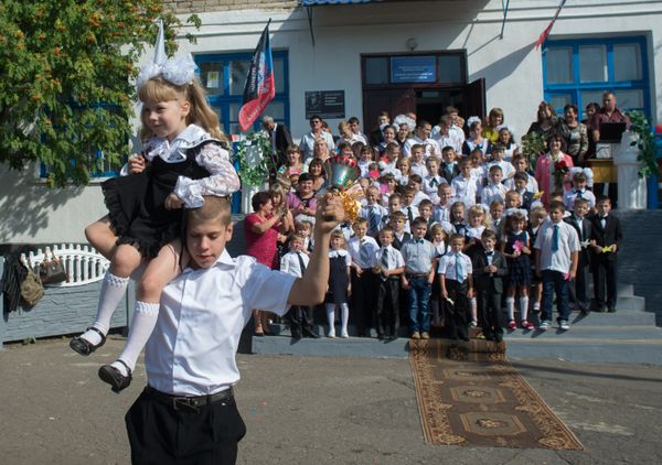 1 сентября в школе имени фотокорреспондента МИА Россия сегодня Андрея Стенина в городе Снежное ДНР 1 сентября в школе имени фотокорреспондента МИА Россия сегодня Андрея Стенина в городе Снежное ДНР