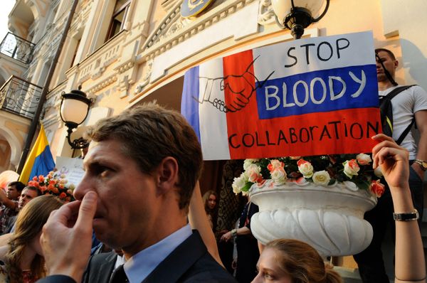 Пикет против продажи России кораблей Мистраль у посольства Франции в Киеве Пикет против продажи России кораблей Мистраль у посольства Франции в Киеве
