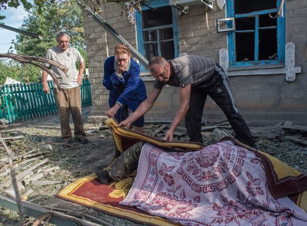 Последствия обстрела поселка Александровка в Донецкой области Последствия обстрела поселка Александровка в Донецкой области