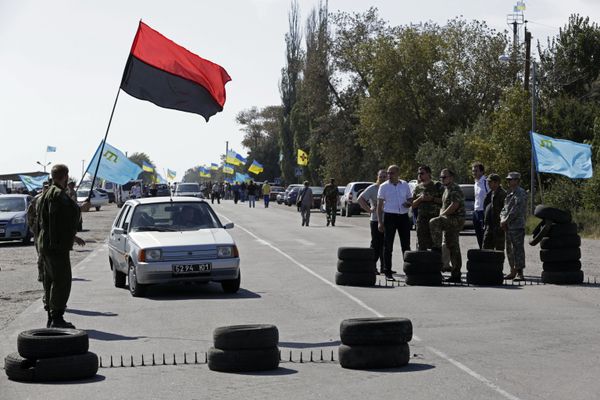 Активисты заблокировали автотрассу у поселка Чонгар на границе Украины и Крыма Активисты заблокировали автотрассу у поселка Чонгар на границе Украины и Крыма