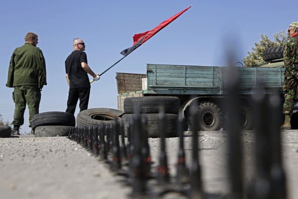 Активисты заблокировали автотрассу у поселка Чонгар на границе Украины и Крыма Активисты заблокировали автотрассу у поселка Чонгар на границе Украины и Крыма