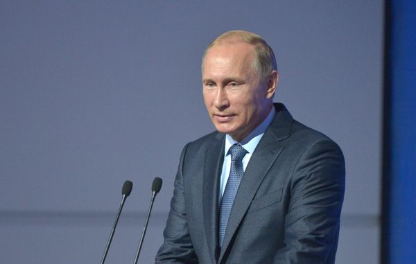 Президент РФ В.Путин принимает участие в работе первого Восточного экономического форума