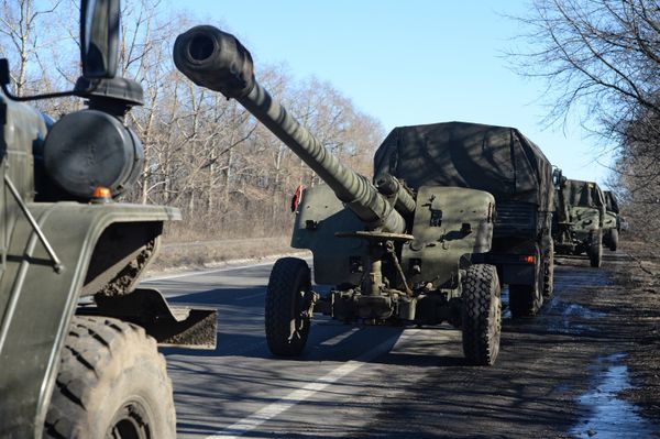 Отвод колонны тяжелой военной техники из Донецка