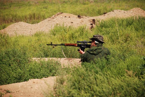 Бойцы 1-й Славянской бригады ополчения ДНР на позиции у линии соприкосновения с ВСУ