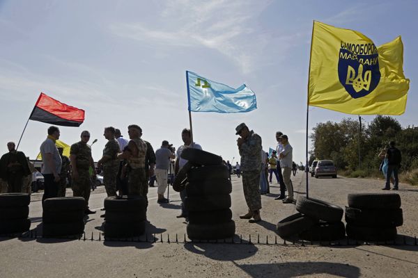 Активисты заблокировали автотрассу у поселка Чонгар на границе Украины и Крыма Активисты заблокировали автотрассу у поселка Чонгар на границе Украины и Крыма