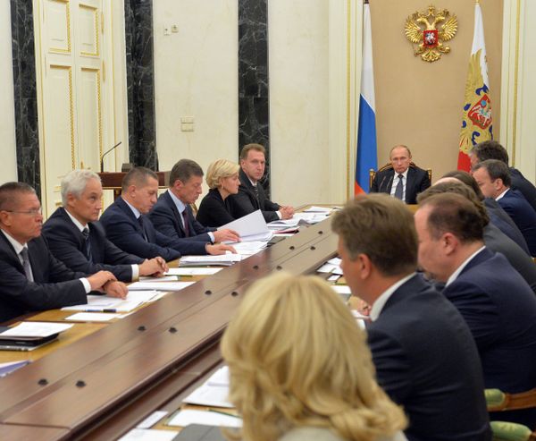 Президент РФ В.Путин провел совещание с членами правительства РФ