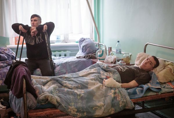 Ополченцы ДНР в госпитале Горловки