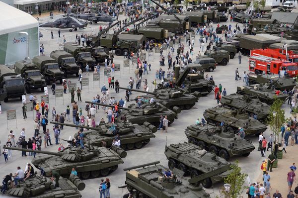 Премьер-министр РФ Д.Медведев посетил Международный военно-технический форум Армия-2015