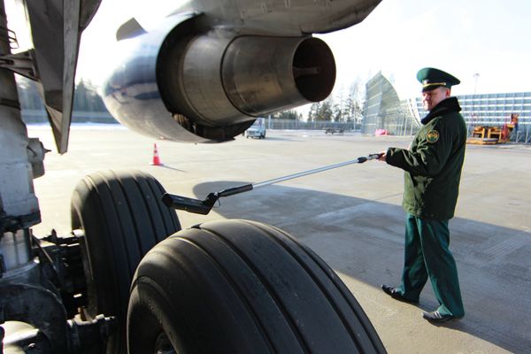 Проверка на радиацию самолетов и багажа в аэропорту Шереметьево