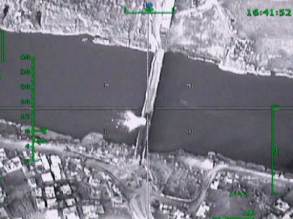 Российские самолеты уничтожили мост через Евфрат в Сирии Российские самолеты уничтожили мост через Евфрат в Сирии