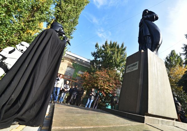 В Одессе памятник Ленину превратили в монумент Дарту Вейдеру В Одессе памятник Ленину превратили в монумент Дарту Вейдеру