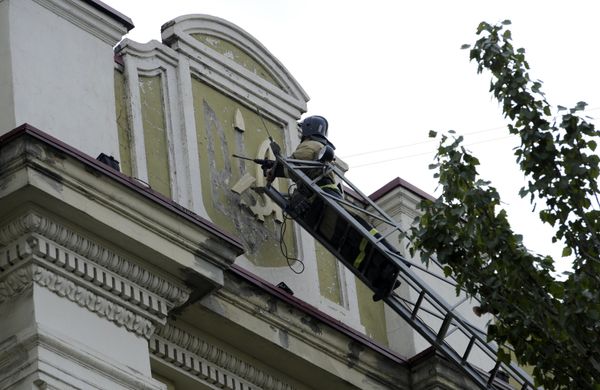 Снятие герба Украины с фасада предприятия КП Вода Донбасса Снятие герба Украины с фасада предприятия КП Вода Донбасса