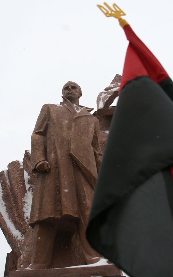 Открытие памятника лидеру Организации украинских националистов Степану Бандере в Тернополе