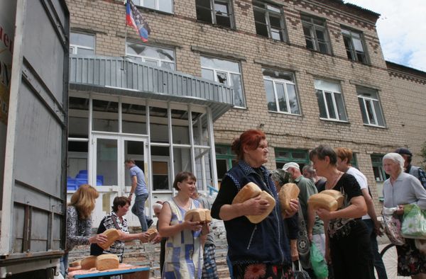 Раздача гуманитарной помощи в Донецке