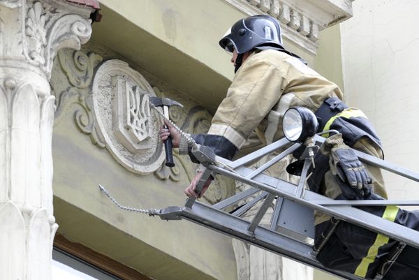 Снятие герба Украины с фасада предприятия КП Вода Донбасса