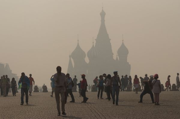 Дым от торфяных пожаров окутал Москву