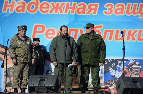 Вручение наград бойцам ополчения ДНР в Донецке