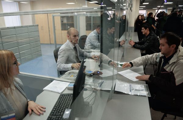 Выдача первых патентов в Едином миграционном центре Московской области