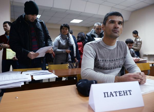 Сдача экзаменов в центре тестирования мигрантов