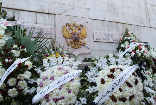 Цветы у посольства РФ в Дамаске