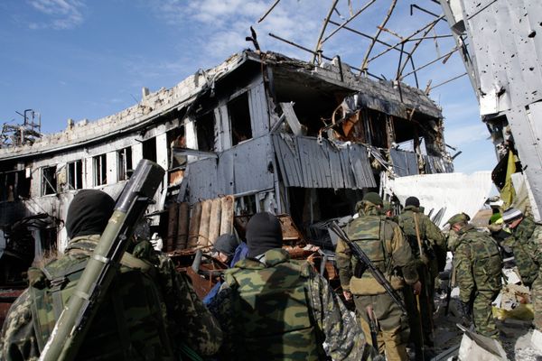 Возобновлены поиски погибших на территории аэропорта Донецка