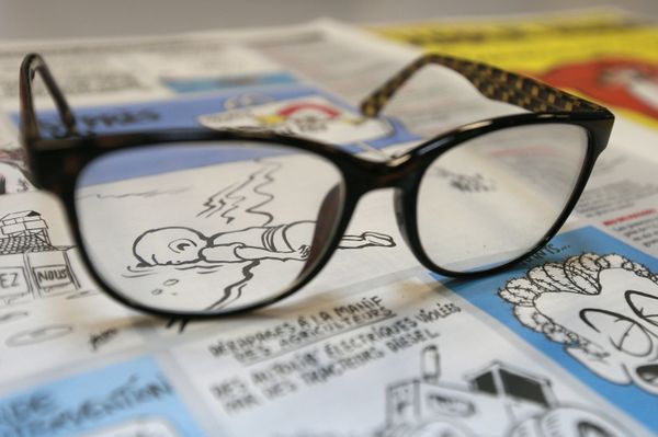 Издание Charlie Hebdo опубликовало карикатуры, героем которых стал утонувший сирийский мальчик Айлан Курди Издание Charlie Hebdo опубликовало карикатуры, героем которых стал утонувший сирийский мальчик Айлан Курди