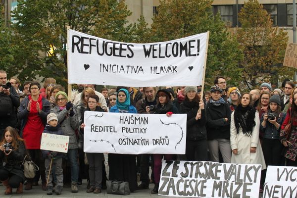 Акции за и против мигрантов в Праге Акции за и против мигрантов в Праге