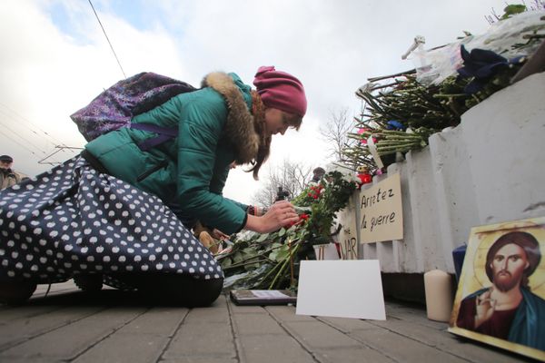 Цветы у посольства Франции в Москве Цветы у посольства Франции в Москве