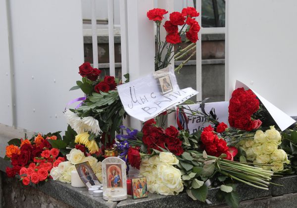 Цветы у посольства Франции в Москве Цветы у посольства Франции в Москве