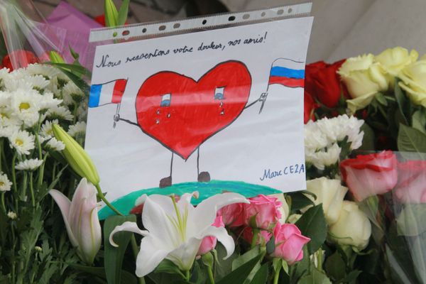 Цветы у посольства Франции в Москве Цветы у посольства Франции в Москве
