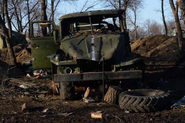 Разрушенный укрепрайон украинских силовиков на окраине города Дебальцево Разрушенный укрепрайон украинских силовиков на окраине города Дебальцево